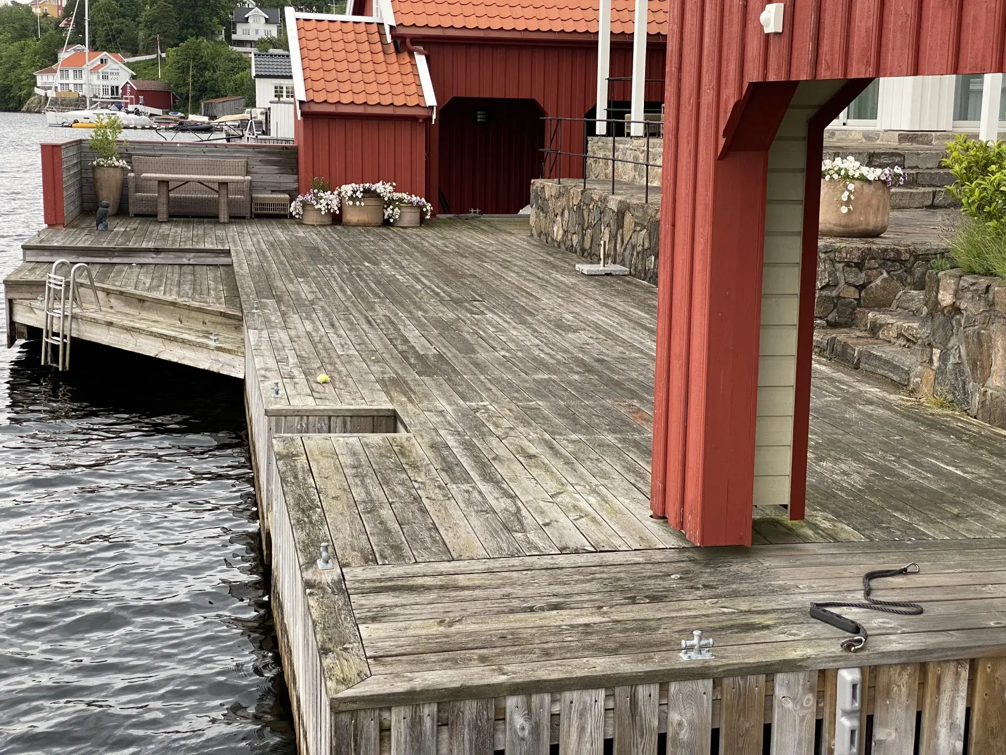 Aquaman i Grimstad ved brygge og utsatte uteområder