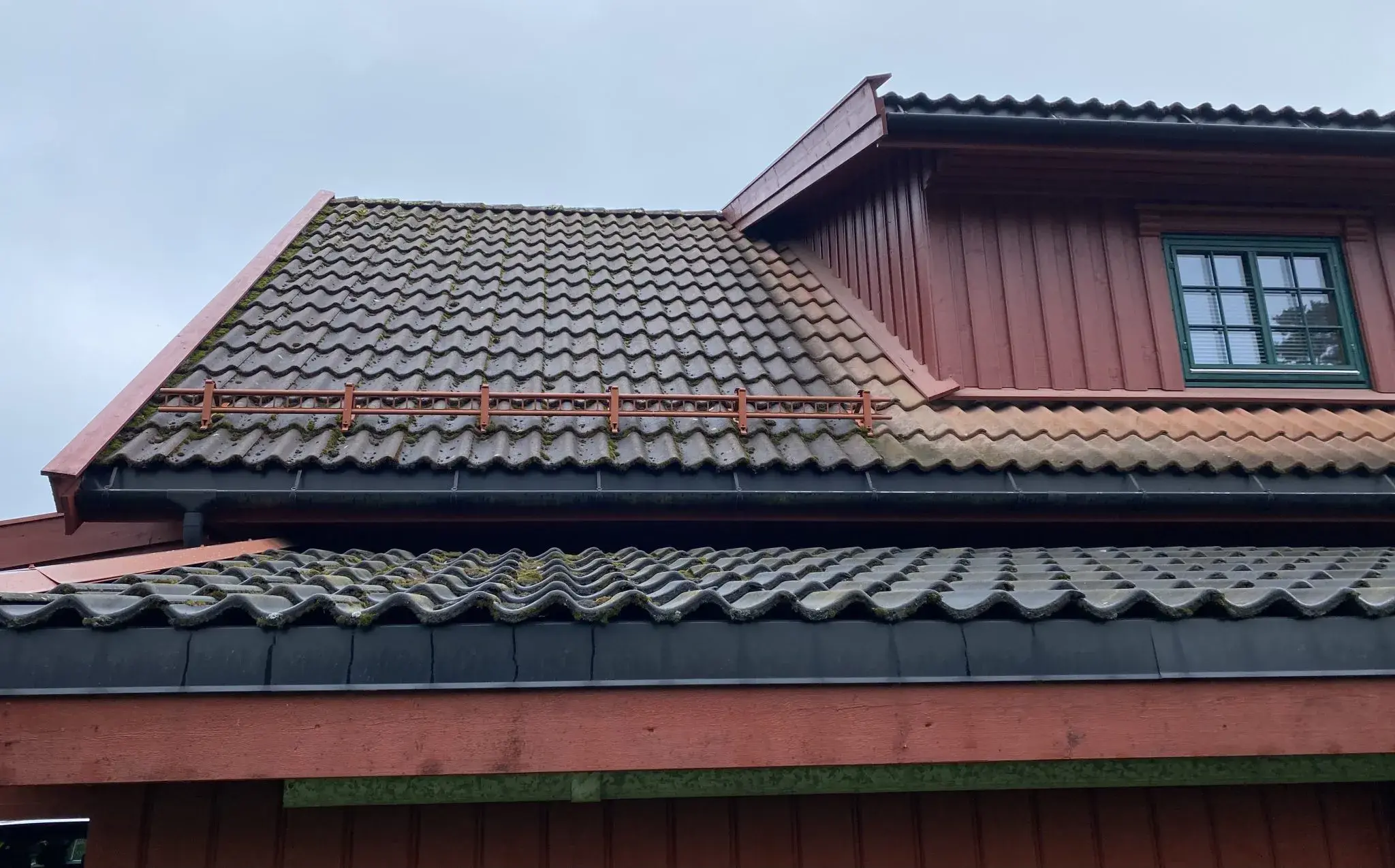Aquaman i Grimstad dokumentert på tak og utvendige flater